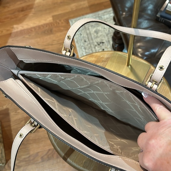 Authentic Michael Kors Voyager Medium Crossgrain Leather Tote in Blush, EUC - Picture 11 of 16